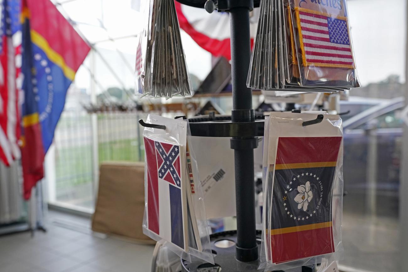 Les deux drapeaux du Mississippi, l'ancien à gauche et le nouveau à droite. [Keystone - Rogelio V. Solis/AP]