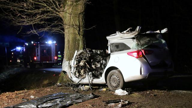 Une voiture détruite durant un accident qui a fait trois morts cette semaine en Pologne. [Keystone - EPA/Krzysztof Swiderski]