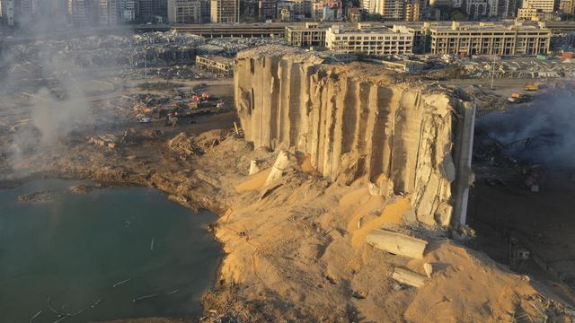 La double explosion a soufflé un silo et créé un àénorme cratère dans le poprt de Beyrouth. [AP/Keystone - Hussein Malla]