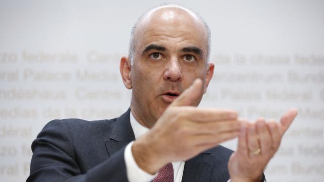 Alain Berset détaille les nouvelles mesures prises par le Conseil fédéral concernant le coronavirus. [Keystone - Peter Klaunzer]