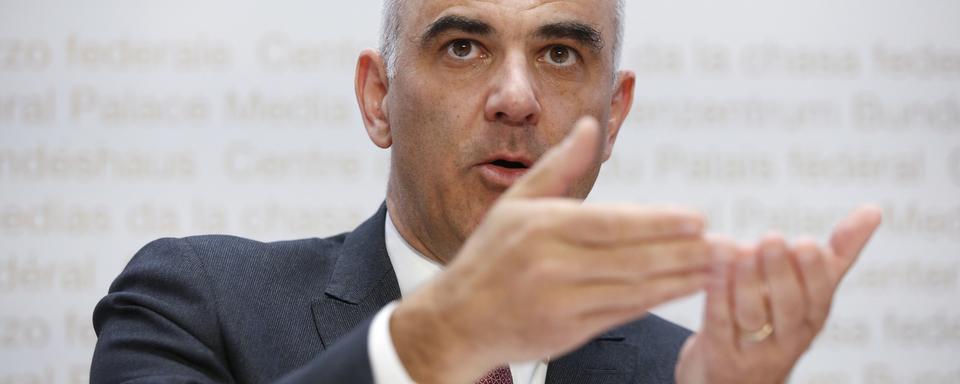 Alain Berset détaille les nouvelles mesures prises par le Conseil fédéral concernant le coronavirus. [Keystone - Peter Klaunzer]