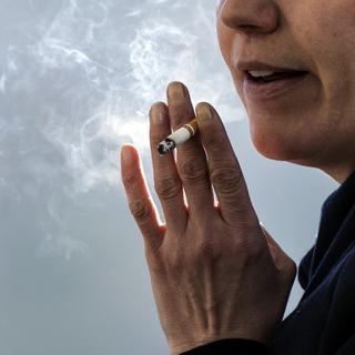En 2017, 31% des hommes et 23% des femmes faisaient partie des fumeurs, selon l'Office fédéral de la statistique. [Keystone - Peter Schneider]