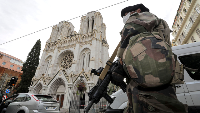 L'armée a pris positions devant la basilique niçoise attaquée jeudi 29.10.2020. [Pool/Reuters - Eric Gaillard]