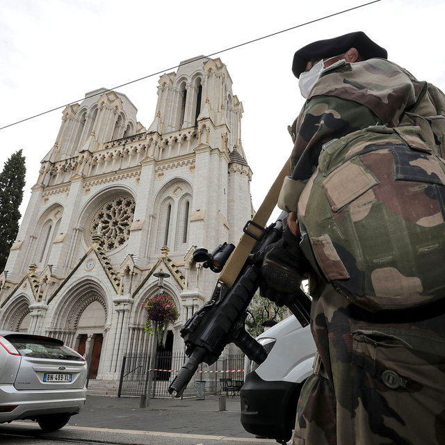 L'armée a pris positions devant la basilique niçoise attaquée jeudi 29.10.2020. [Pool/Reuters - Eric Gaillard]