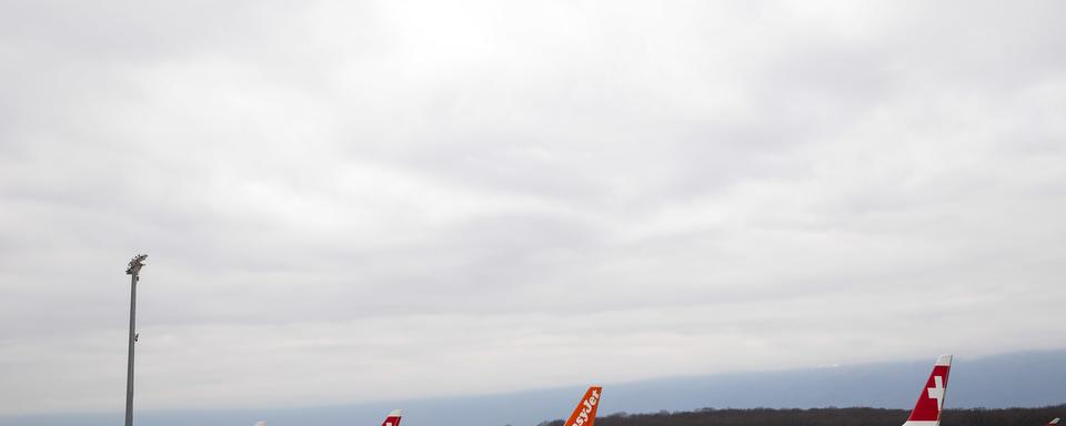 Des appareils des compagnies Swiss et Easyjet à l'arrêt sur le tarmac de l'aéroport de Genève. [Keystone - Salvatore di Nolfi]