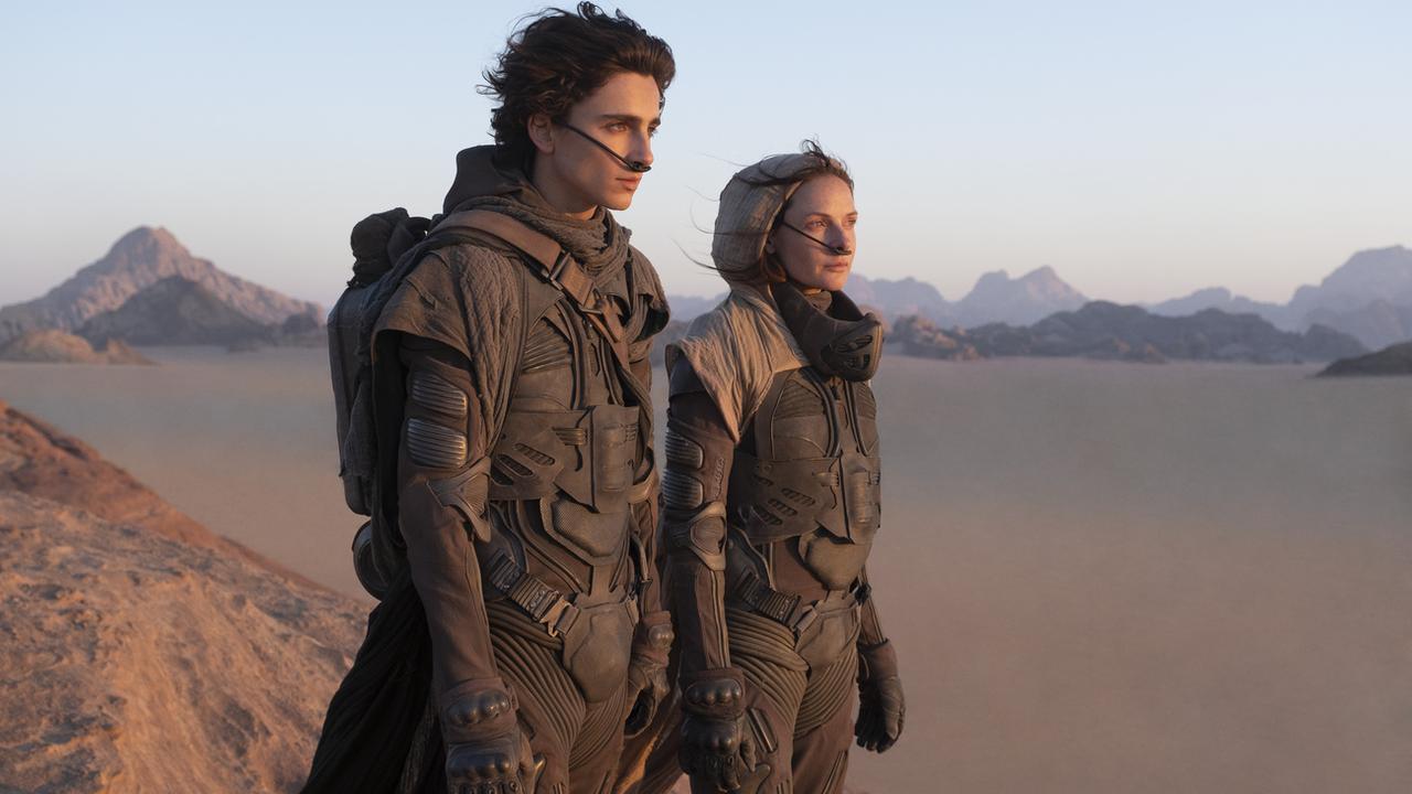 Une image du film "Dune" avec les acteurs Timothée Chalamet et Rebecca Ferguson, dont la sortie est prévue en 2021. [Keystone - Chia Bella James/Warner Bros. Entertainment via AP]