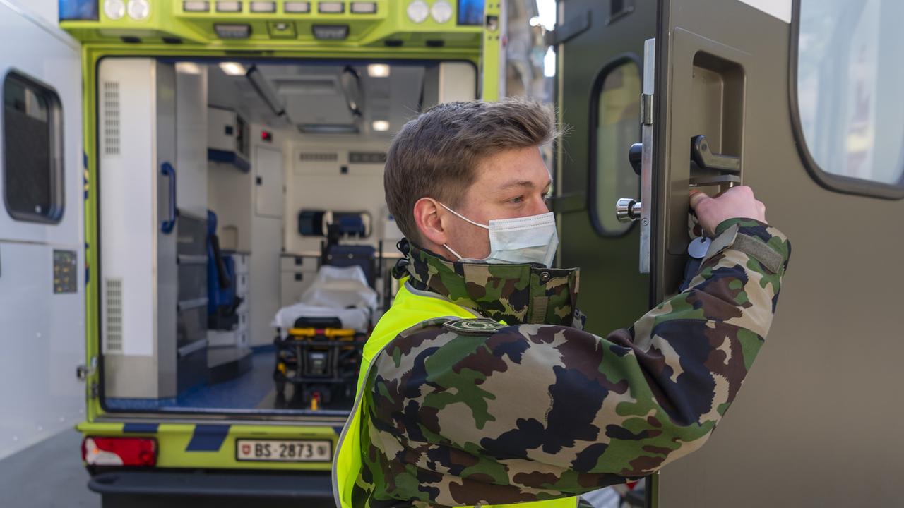 Un soldat du bataillon hôpital photographié le 25 mars 2020 à Bâle. [Keystone - Georgios Kefalas]