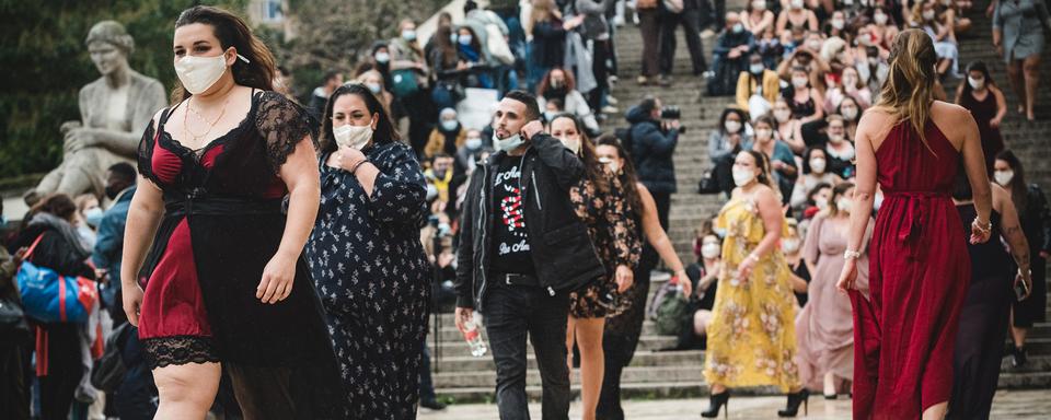 Un happening du collectif "The All Sizes Catwalk" sur l'esplanade du Trocadero à Paris le 27 septembre 2020. [NurPhoto via AFP - Samuel Boivin]