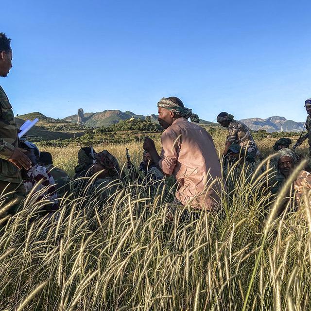 Miliciens affiliés à l'armée éthiopienne prêts à être déployés au Tigré, 10.11.2020. [AFP - Eduardo Soteras]