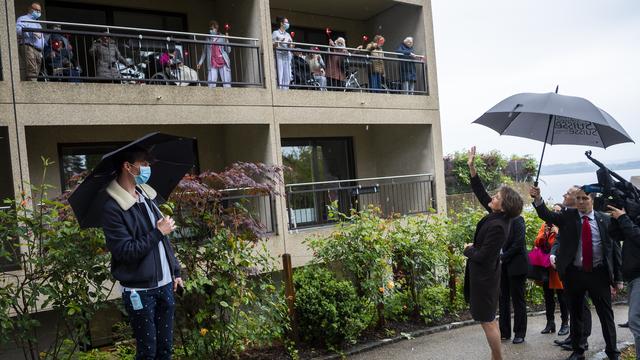 La présidente de la Confédération Simonetta Sommaruga a rendu visite aux patients du home des Charmettes à Neuchâtel. [Keystone - Jean-Christophe Bott]