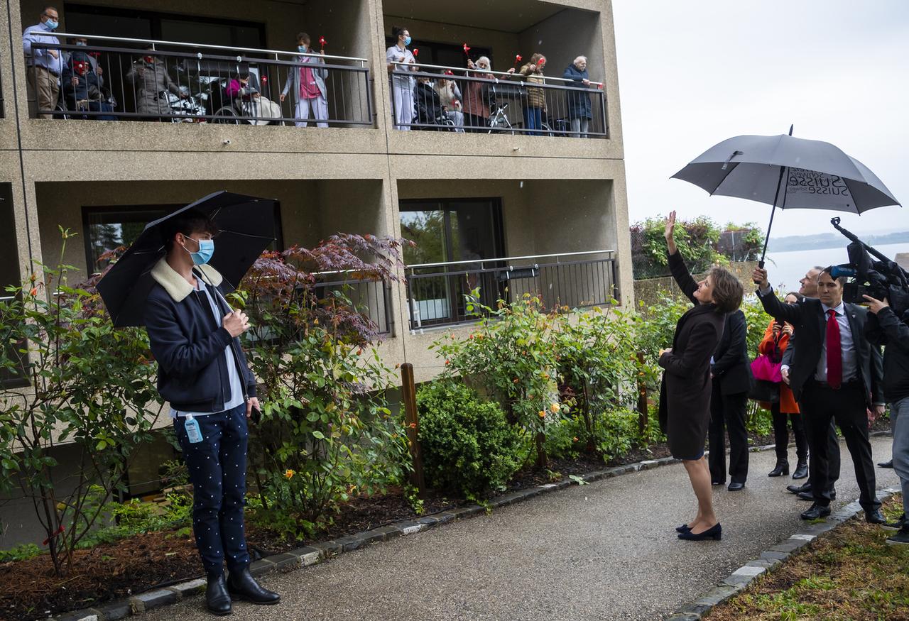 La présidente de la Confédération Simonetta Sommaruga a rendu visite aux patients du home des Charmettes à Neuchâtel. [Keystone - Jean-Christophe Bott]