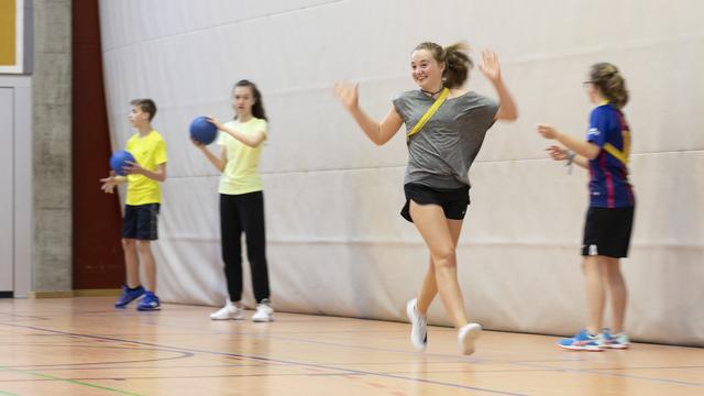 Les élèves du secondaire II font-ils assez de sport à l'école? [Keystone - Gaetan Bally]