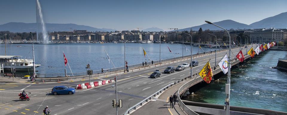 Le Pont du Mont-Blanc à Genève, photographié mercredi 18 mars 2020. [Keystone - Martial Trezzini]