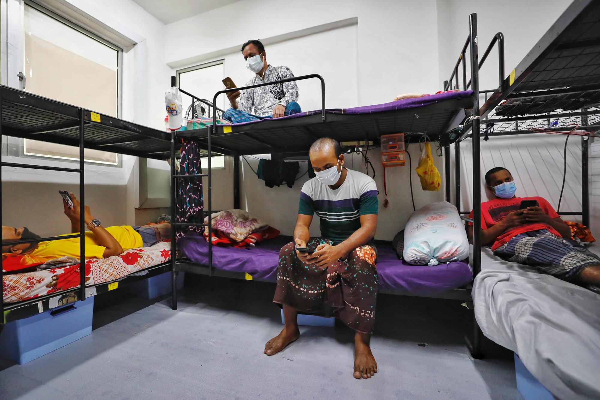 Des travailleurs migrants de Singapour photographiés dans leur dortoir. [Reuters - Ministère de la main d'oeuvre de Singapour]