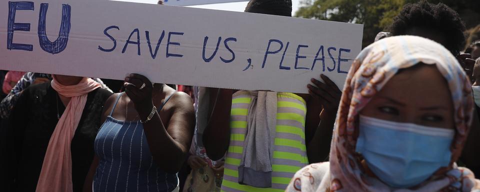 Les migrants du camps de Moria demandent de l'aide. [EPA/Keystone - Dimitris Tosidis]