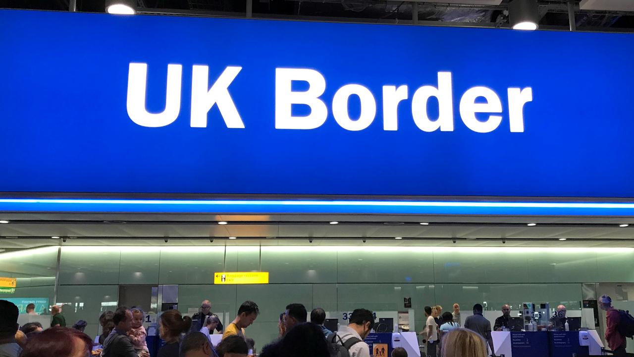 Un système de points selon la qualification et le salaire permettra de trier les demandes de visa d'immigration dans le Royaume-Uni d'après-brexit. [Reuters - Toby Melville]