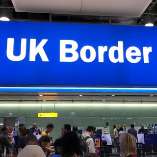 Un système de points selon la qualification et le salaire permettra de trier les demandes de visa d'immigration dans le Royaume-Uni d'après-brexit. [Reuters - Toby Melville]