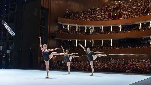 Des danseurs lors d'une répétition publique du Ballet du Grand Théâtre le 23 mars 2019 à Genève. [Keystone - Martial Trezzini]