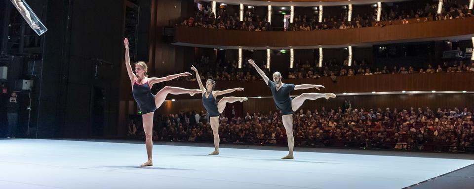 Des danseurs lors d'une répétition publique du Ballet du Grand Théâtre le 23 mars 2019 à Genève. [Keystone - Martial Trezzini]