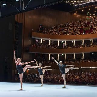 Des danseurs lors d'une répétition publique du Ballet du Grand Théâtre le 23 mars 2019 à Genève. [Keystone - Martial Trezzini]