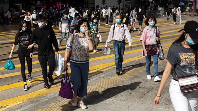 Piétons dans une rue de Hong Kong, 05.05.2020. [EPA/Keystone - Jérôme Favre]