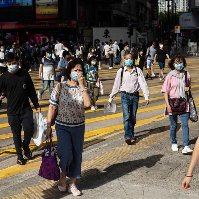 Piétons dans une rue de Hong Kong, 05.05.2020. [EPA/Keystone - Jérôme Favre]