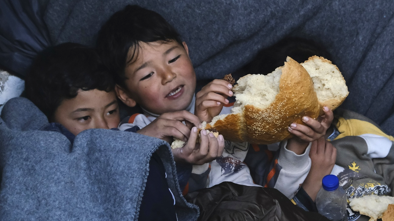 Enfants migrants arrivés de Turquie sur l'île grecque de Lesbos, 06.03.2020. [AP/Keystone - Alexandros Michailidis]