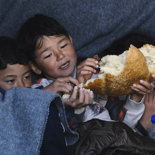 Enfants migrants arrivés de Turquie sur l'île grecque de Lesbos, 06.03.2020. [AP/Keystone - Alexandros Michailidis]