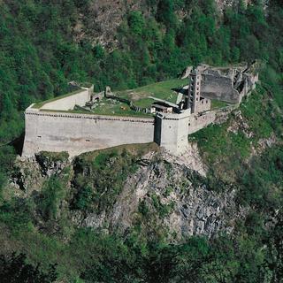 Le Château de Mesocco dans les Grisons. [CC BY-SA 2.5 - Archenzo]