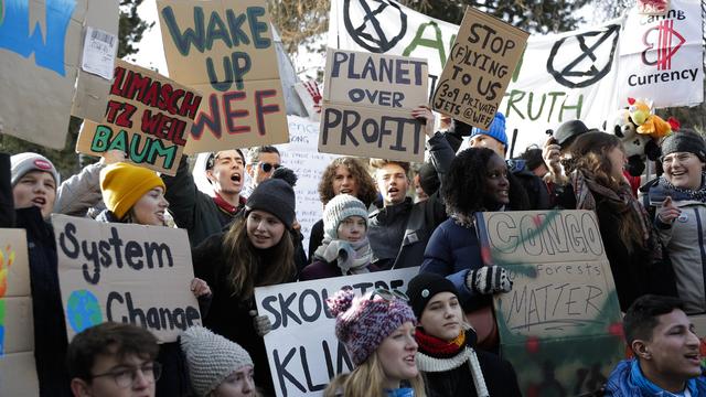 L'activiste suédoise Greta Thunberg au milieu des manifestants pour le climat à Davos, le 24 janvier 2020. [Keystone - AP Photo/Markus Schreiber]