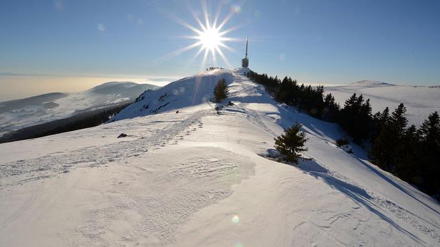 Le Chasseral doimine le domaine skiable des Bugnenets-Savagnières. [CC-BY-SA - Milko Vuille]