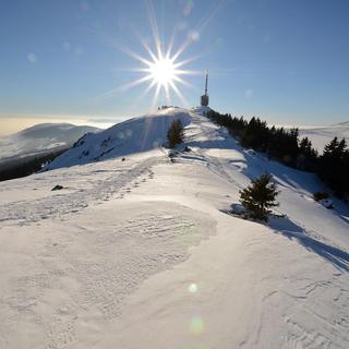 Le Chasseral doimine le domaine skiable des Bugnenets-Savagnières. [CC-BY-SA - Milko Vuille]