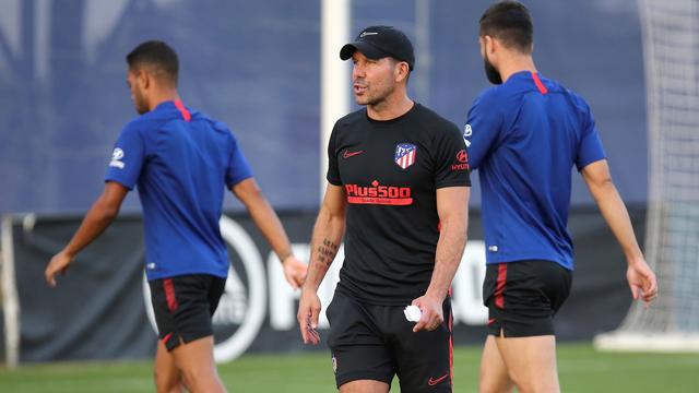 Diego Simeone dirige ses joueurs avant le match contre Leipzig. [AtleticodeMadrid.com]