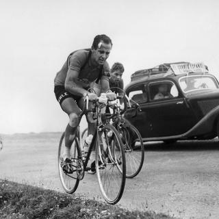 Le cycliste suisse Hugo Koblet lors du Tour de France 1954. [Keystone/Photopress-Archiv]