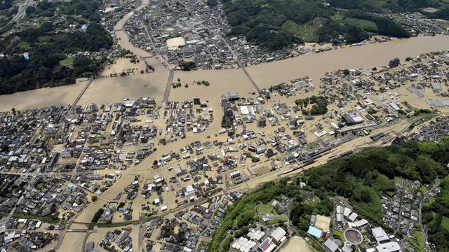 Un quartier résidentiel d'Hitoyoshi inondé par la rivière Kuma, qui a débordé à cause des pluies torrentielles. Japon, le 4 juillet 2020. [Reuters - Kyodo]