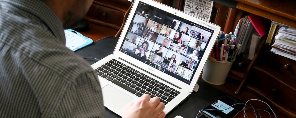 L'application Zoom permet de faire des réunions en visioconférence. [Hans Lucas via AFP - Nicolas Guyonnet / Hans Lucas]