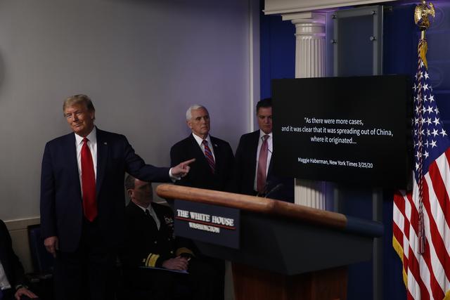 Donald Trump pointe la vidéo diffusée dans la salle de presse de la Maison Blanche en regardant les journalistes. [Keystone/AP photo - Alex Brandon]