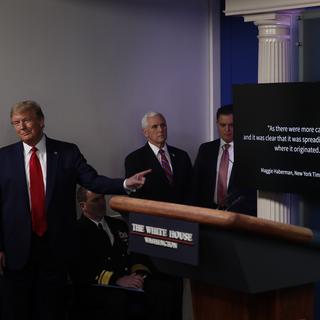 Donald Trump pointe la vidéo diffusée dans la salle de presse de la Maison Blanche en regardant les journalistes. [Keystone/AP photo - Alex Brandon]