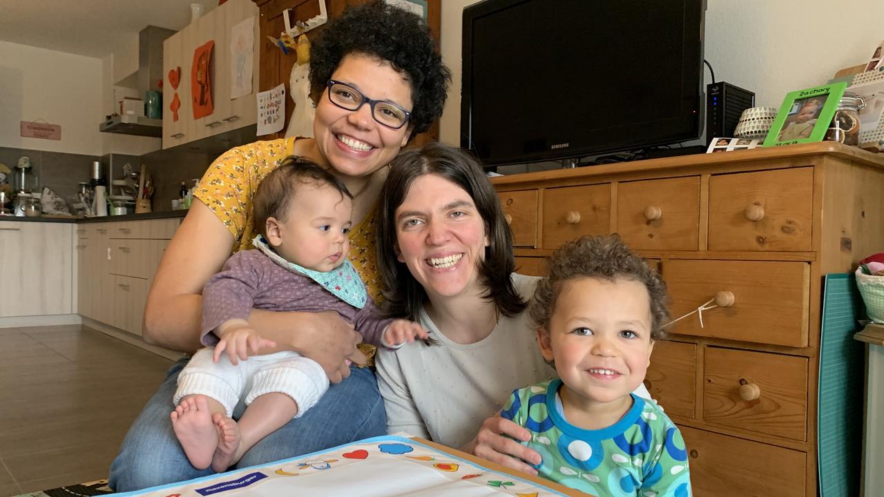 Laeticia et Cindy Lavanchy, avec leurs deux enfants Rosalie et Zachary. [RTS - Mathieu Henderson]