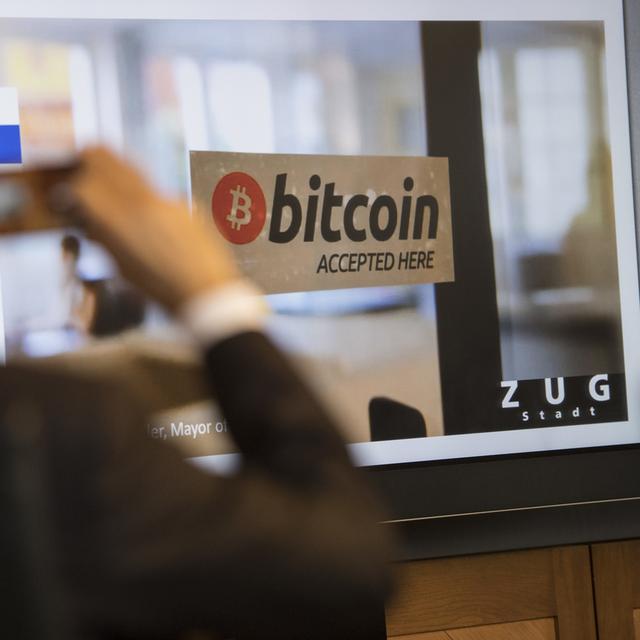 Une boutique de la vieille ville de Zug accepte les bitcoin. [Keystone - Urs Flueeler]