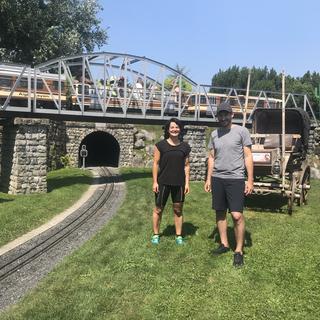 Joëlle Cachin et Guillaume Rey au Swiss Vapeur Parc. [RTS]