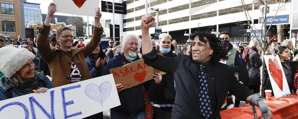 Un survivant du massacre de Christchurch (NZ) réagit à l'annonce de la sentence du terroriste responsable. [Keystone/AP Photo - Mark Baker]