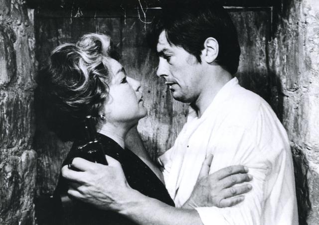 Simone Signoret et Alain Delon dans "La Veuve Couderc". [COLLECTION CHRISTOPHEL VIA AFP - LIRA FILMS / PEGASO CINEMATOGRAF]