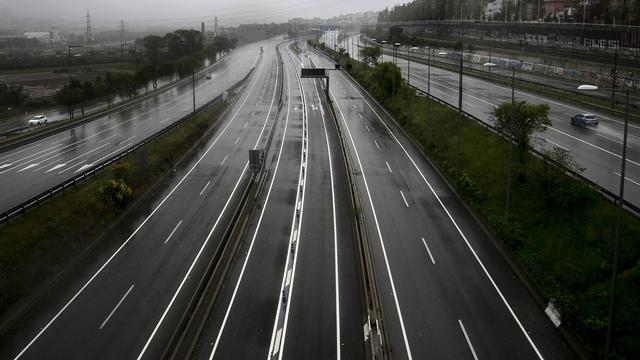 Le trafic routier et la pollution atmosphérique ont baissé en raison des mesures de confinement prises par de nombreux gouvernements pour faire face au coronavirus. [AFP - Robert Bonet / NurPhoto]