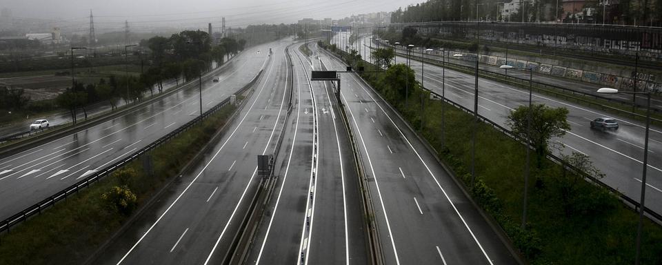 Le trafic routier et la pollution atmosphérique ont baissé en raison des mesures de confinement prises par de nombreux gouvernements pour faire face au coronavirus. [AFP - Robert Bonet / NurPhoto]