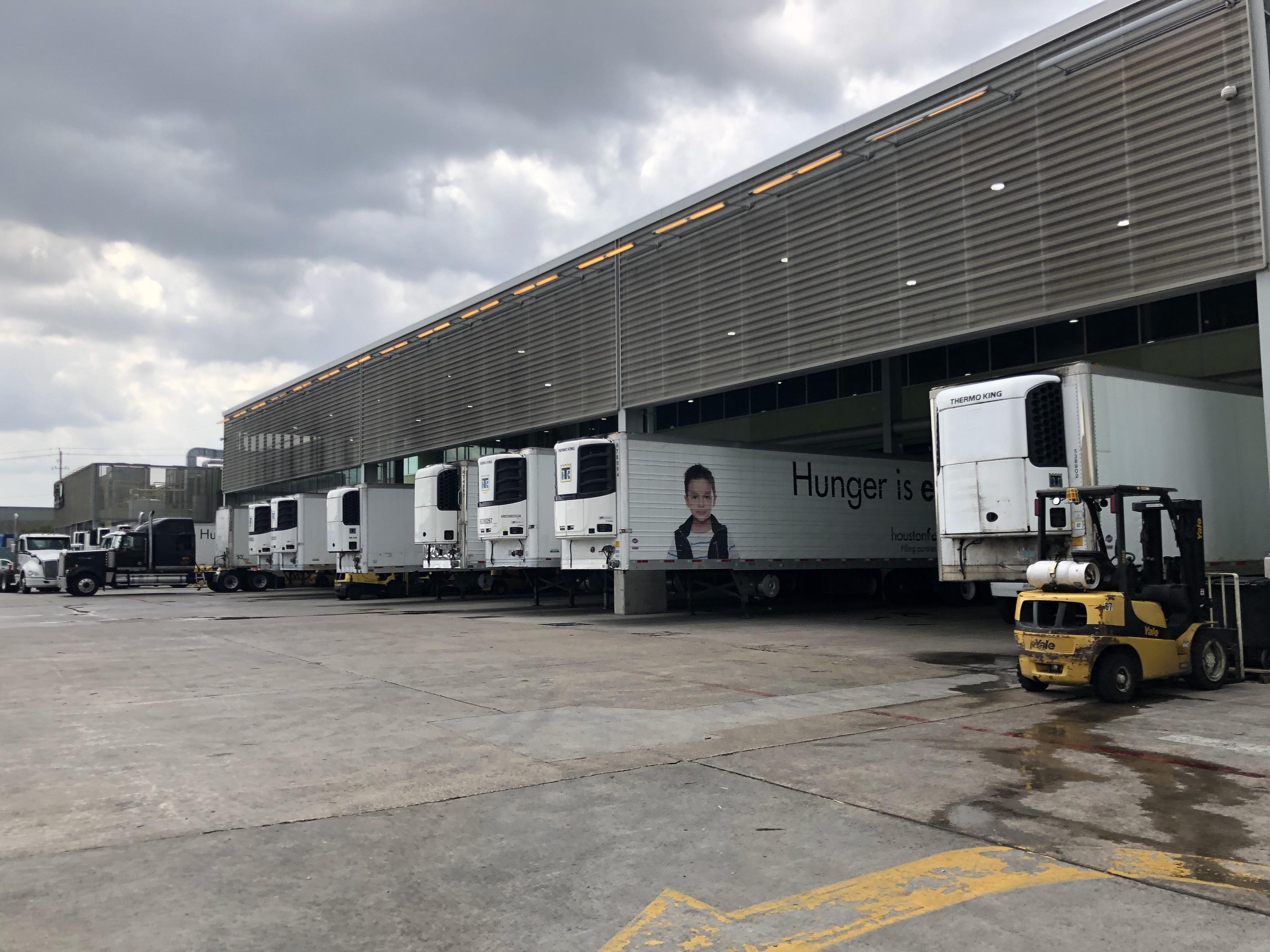 Les camions s'approvisionnent à la banque alimentaire de Houston. [RTS - Raphaël Grand]