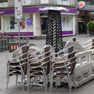 La terrasse d'un restaurant fermé à Bâle. [Keystone - Georgios Kefalas]