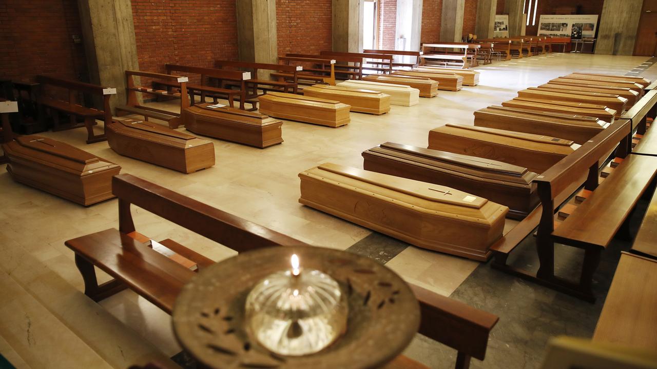 Cercueils alignés dans une église de Seriate, près de Bergame en Italie. [AP/Keystone - Antonio Calanni]