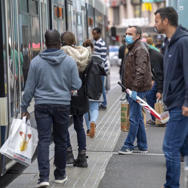 La fréquentation dans les TPG est à peine supérieure à 50% des chiffres habituels à la même période. [Keystone - Martial Trezzini]