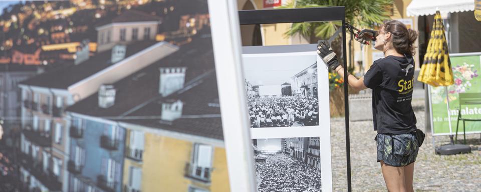 Sur la Piazza Grande de Locarno en ce mois d'août 2020, pas de spectateurs mais une exposition photographique. [Keystone - Pablo Gianinazzi]